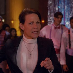 Fear Street: Prom Queen - Lili Taylor in una foto
