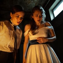 Fear Street: Prom Queen - India Fowler e Suzanna Son in una sequenza