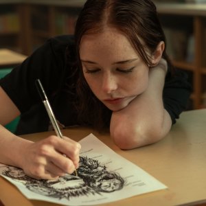 Fear Street: Prom Queen - Suzanna Son in una scena