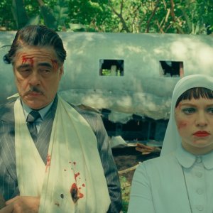 La Trama Fenicia: Benicio Del Toro, Mia Threapleton in una foto del film