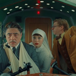 La Trama Fenicia: Benicio Del Toro, Mia Threapleton, Michael Cera in una foto