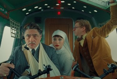 La Trama Fenicia Benicio Del Toro Mia Threapleton Michael Cera