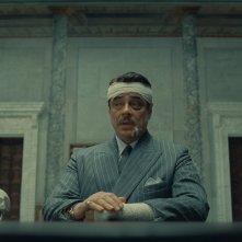 La Trama Fenicia: Benicio Del Toro in una scena tratta del film