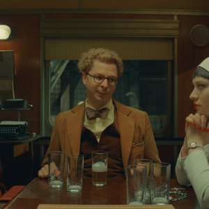 La Trama Fenicia: Mia Threapleton e Michael Cera in una scena