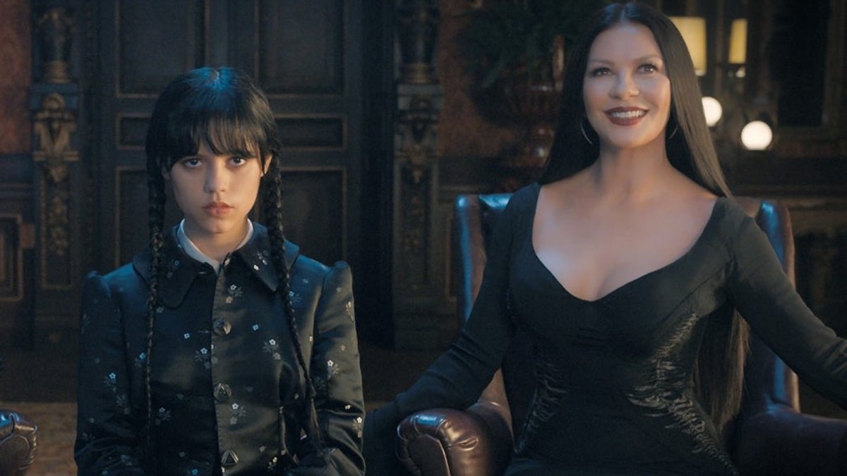 mercoledì 2 jenna ortega e catherine zetajones duellano a scherma nella nuova anteprima
