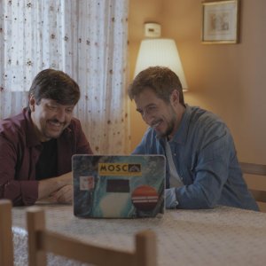 Poveri noi: Ricky Memphis e Paolo Ruffini ridono davanti al computer