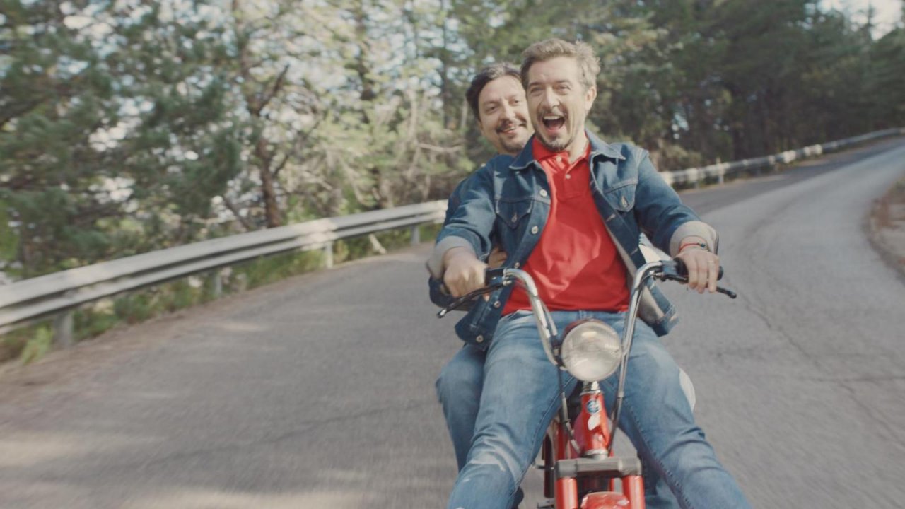 Paolo Ruffini e Ricky Memphis in motorino