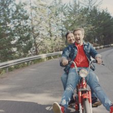 Poveri noi: Ricky Memphis e Paolo Ruffini in motorino in due in discesa