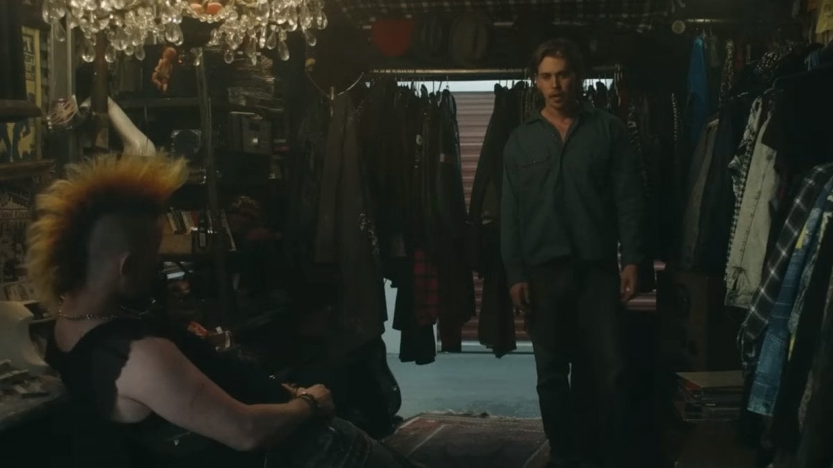 caught stealing austin butler viene messo nei guai da matt smith versione punk nel trailer