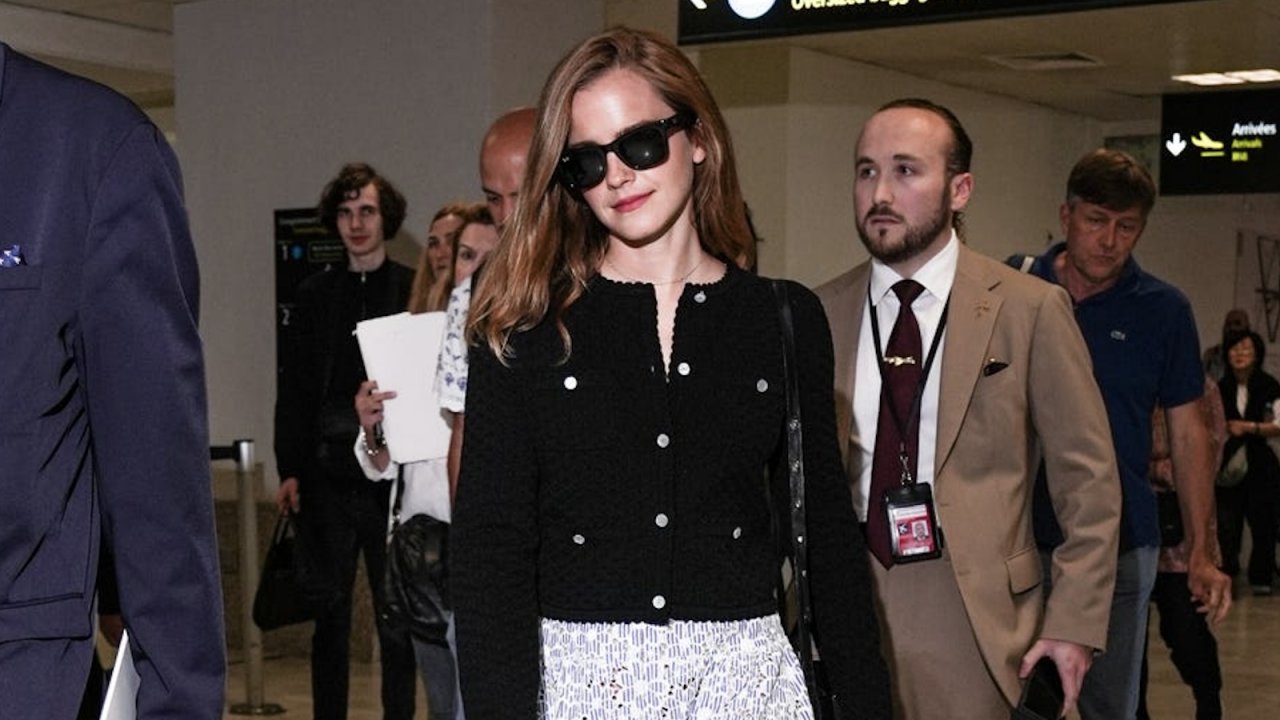 Emma Watson torna a Cannes con eleganza: look impeccabili tra aeroporto e Croisette