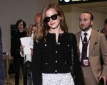 Emma Watson torna a Cannes con eleganza: look impeccabili tra aeroporto e Croisette