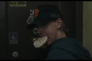 Caught Stealing - Trailer del crime di Darren Aronofsky con Austin Butler e Matt Smith