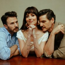 Material Love: Dakota Johnson, Chris Evans, Pedro Pascal in una foto promozionale