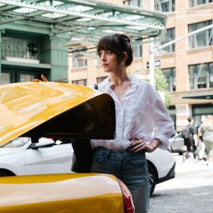 Material Love: Dakota Johnson in una scena