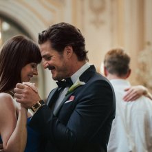 Material Love: Dakota Johnson e Pedro Pascal mentre danzano in una scena romantica