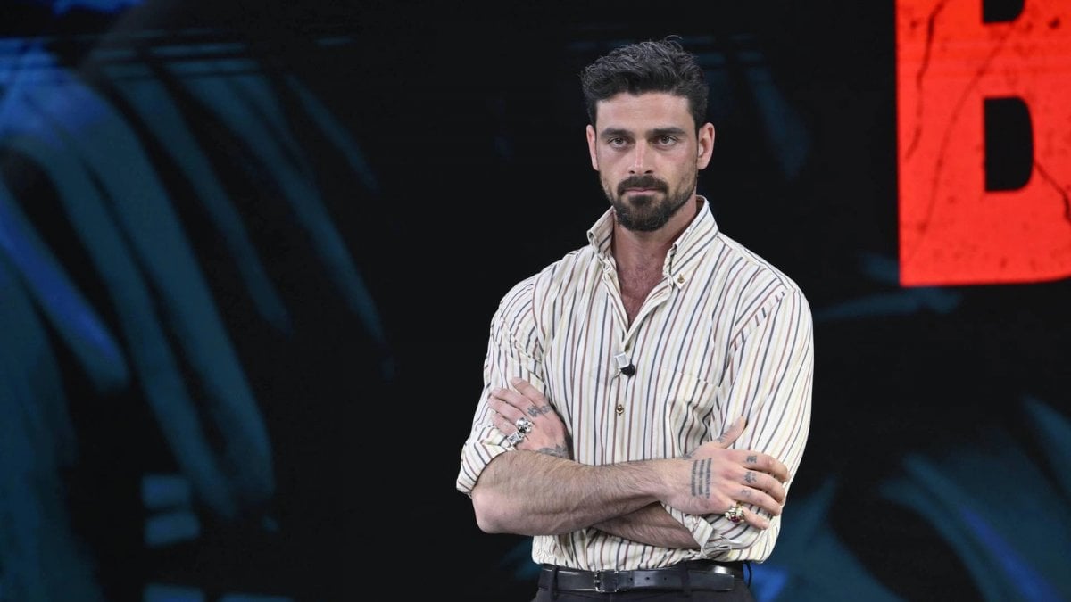 Michele Morrone, disastro social lungo un giorno: attacca tutto il cinema italiano, poi cancella e "spiega" Michele Morrone, disastro social lungo un giorno: attacca tutto il cinema italiano, poi cancella e "spiega"