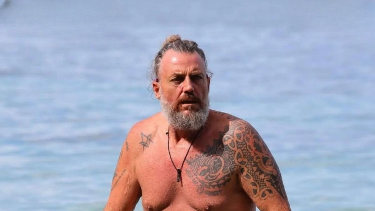 isola dei famosi mirko frezza attacca adinolfi sta a mollo come un ippopotamo e rompe 