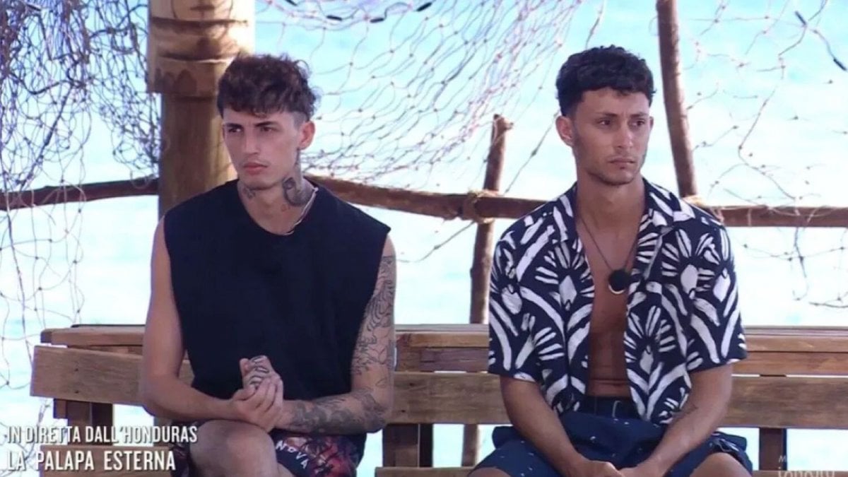 l isola dei famosi 2025 fuga di massa in diretta tre concorrenti abbandonano il reality