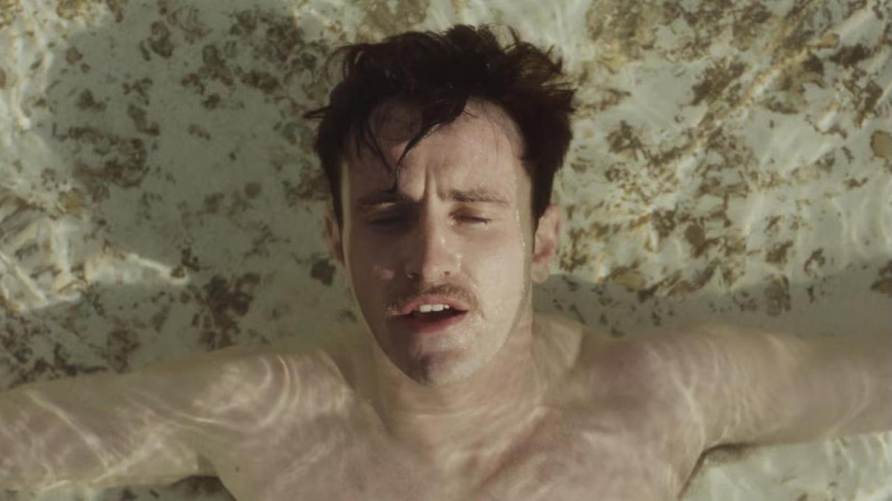 Paul Mescal in acqua in una scena di in The History of Sound