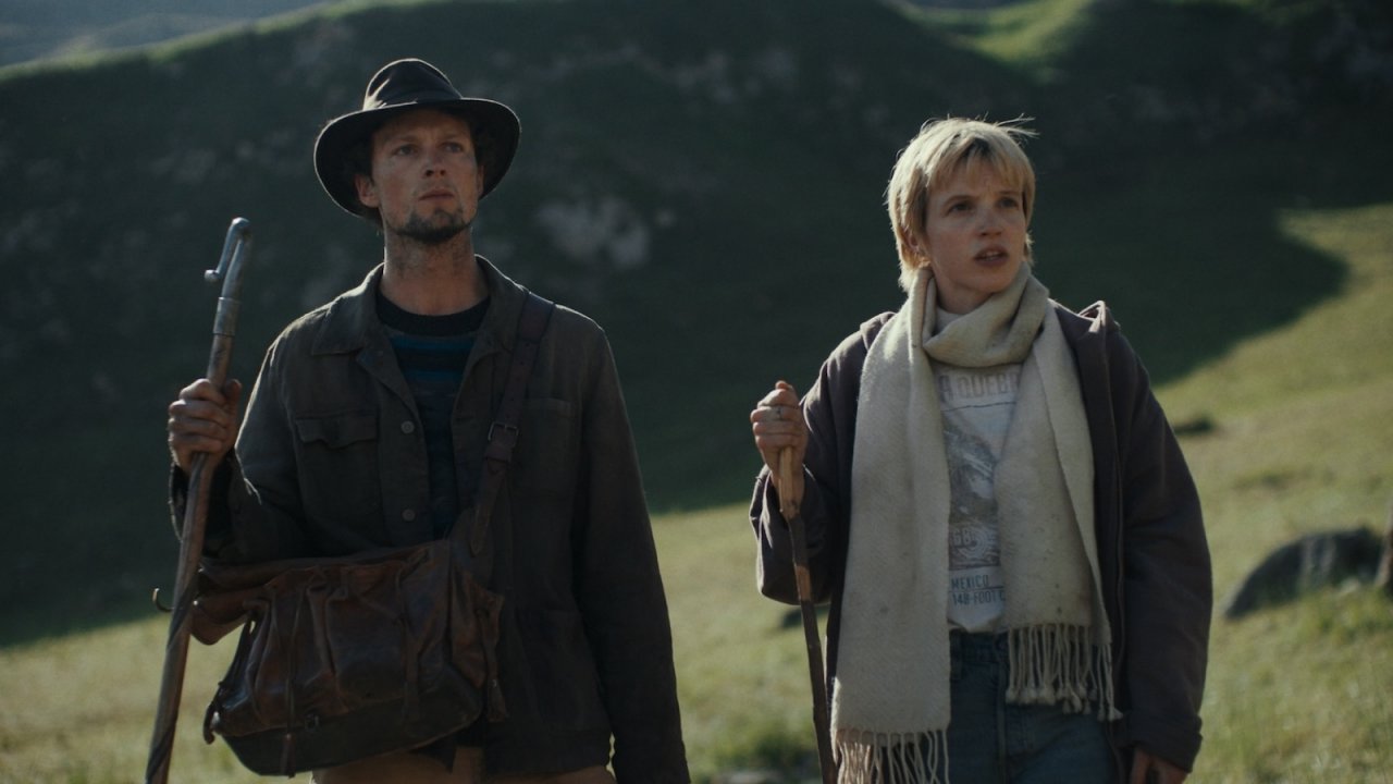 Félix-Antoine Duval e Solène Rigot in una scena del film