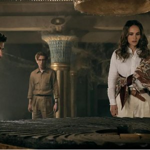 Fountain of Youth - L'eterna giovinezza: Natalie Portman, John Krasinski e Domhnall Gleeson in una scena