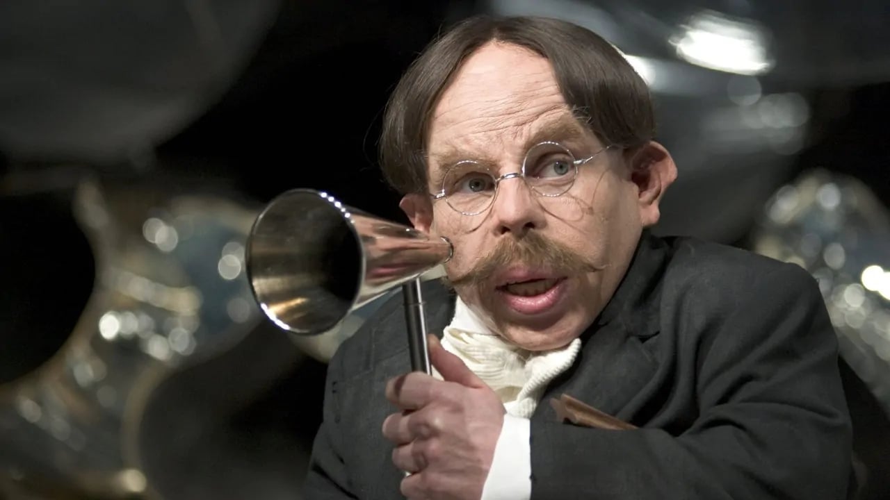 Warwick Davis nel ruolo di Filius Vitious