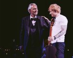 Andrea Bocelli, stasera su Canale 5 la prima serata evento per i 30 anni di carriera: la scaletta e gli ospiti