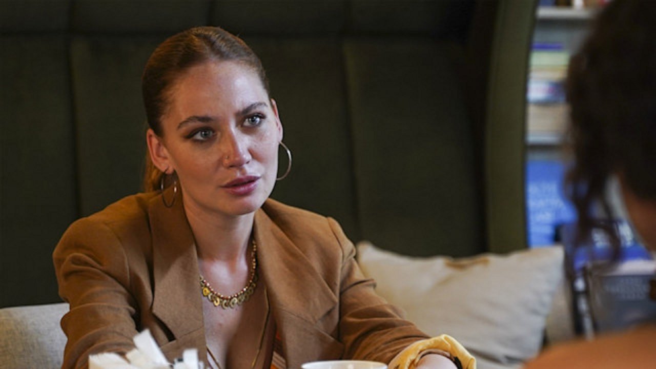 Tradimento, anticipazioni 25 maggio: Ipek furiosa con Azra, Nazan fa una domanda molto delicata a Mualla