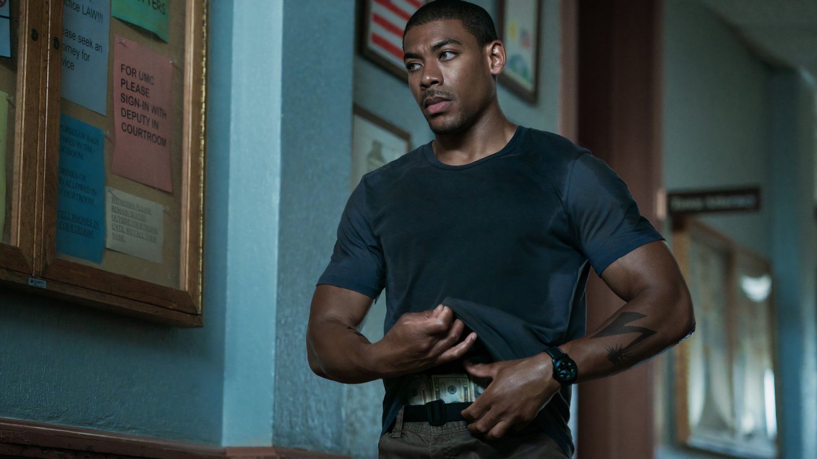 Aaron Pierre in una scena di Rebel Ridge