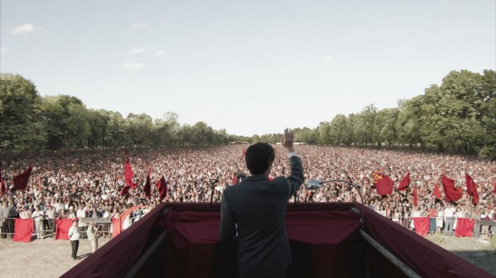 Berlinguer: La grande ambizione con Elio Germano arriva in TV, stasera su Sky Cinema