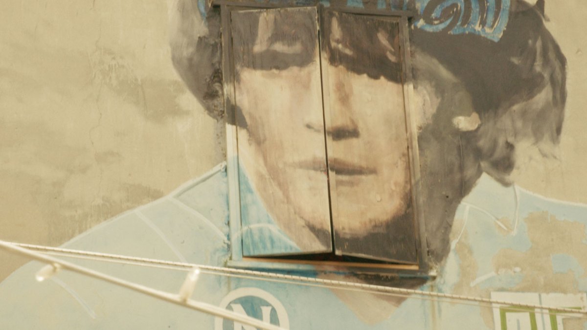 bostik la bodega de d10s la recensione del documentario che ci porta a napoli tra i suoi vicoli e maradona