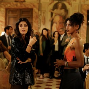Doppio gioco. Alessandra Mastronardi e Kyshan Wilson in una scena della serie.