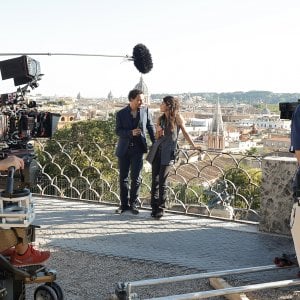 Doppio gioco. Andrea Molaioli, Alessandra Mastronardi e Simone Liberati sul set della serie.