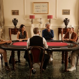 Doppio gioco. Una scena di gruppo nella serie Mediaset.