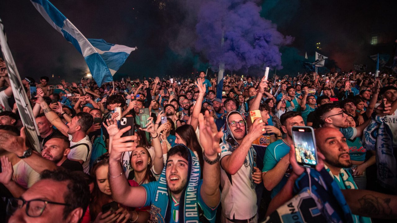 I tifosi del Napoli festeggiano il quarto scudetto del club