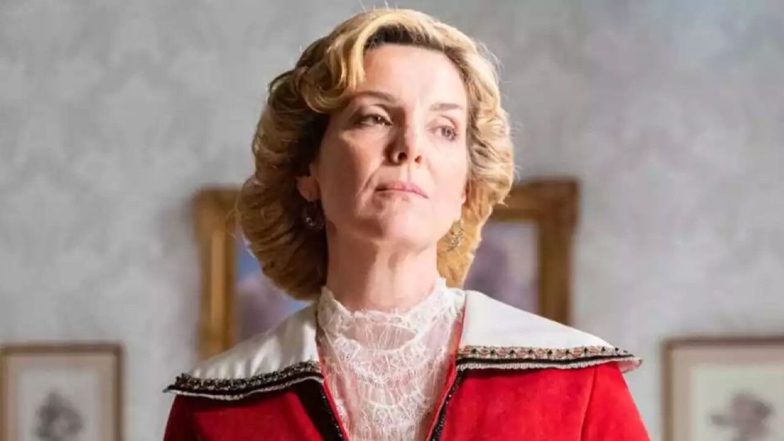 Cruz è interpretata da Eva Martín