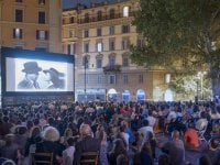 Il cinema in piazza 2025 a Roma dal 1° giugno al 13 luglio: tra gli ospiti Luca Marinelli e Paola Cortellesi