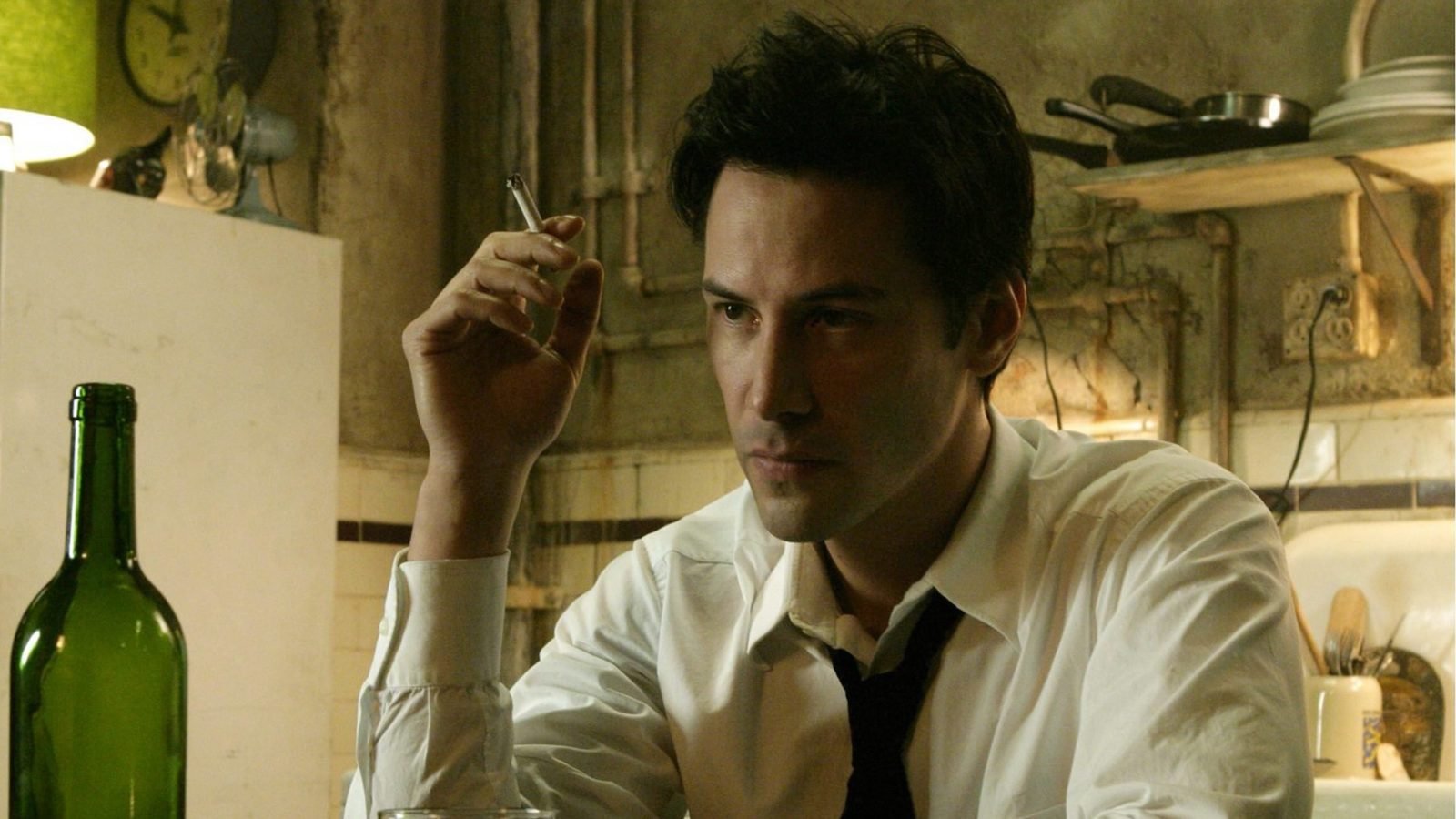 Constantine: Keanu Reeves in una scena