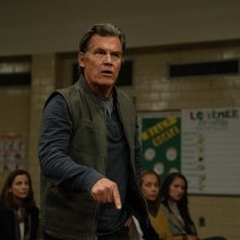 Weapons: Josh Brolin in una scena