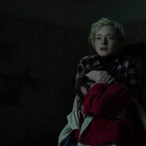 Weapons: Julia Garner in una sequenza
