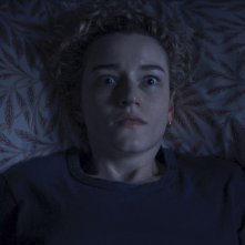 Weapons: Julia Garner in una foto del film