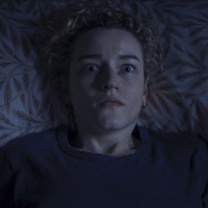Weapons: Julia Garner in una foto del film