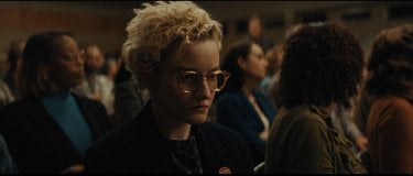 Weapons Julia Garner Scena