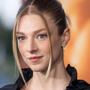 L'attrice Hunter Schafer in primo piano