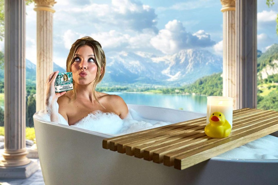 Sydney Sweeney lancia la saponetta fatta con l'acqua in cui ha fatto il bagno