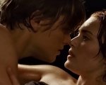Titanic, Mia Threapleton svela che la madre Kate Winslet le ha impedito di vedere le scene di sesso