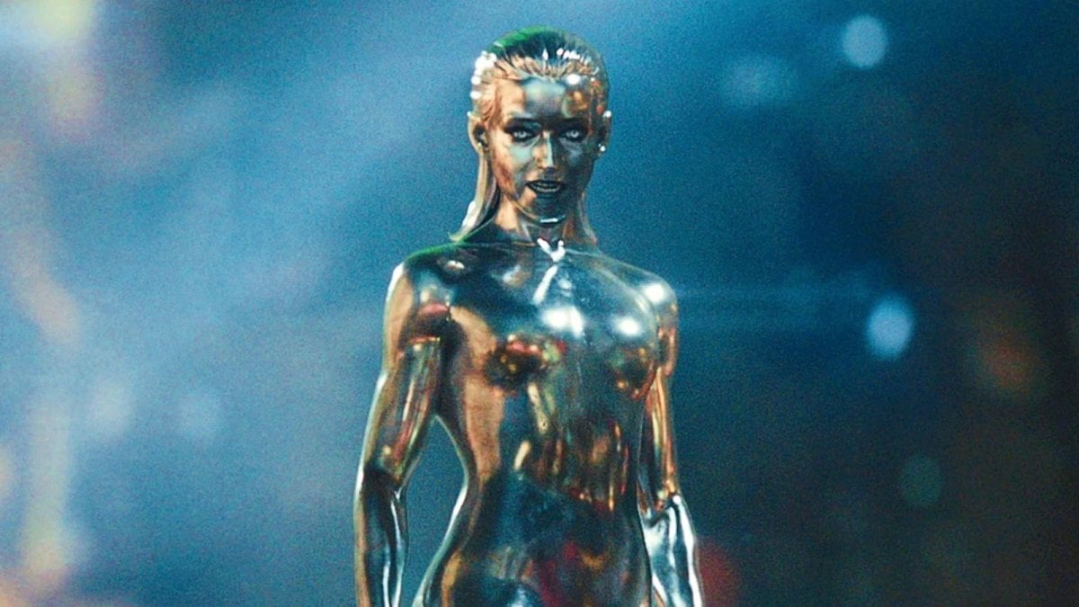 i fantastici 4 gli inizi primo sguardo completo alla silver surfer di julia garner da Movieplayer.it i fantastici 4 gli inizi primo sguardo completo alla silver surfer di julia garner