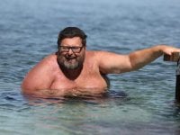 L'Isola dei Famosi, Mario Adinolfi sempre più insofferente sbotta contro i nuovi naufraghi: 'Tre premi Nobel'