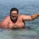 L’Isola dei Famosi, Mario Adinolfi sempre più insofferente sbotta contro i nuovi naufraghi: “Tre premi Nobel”