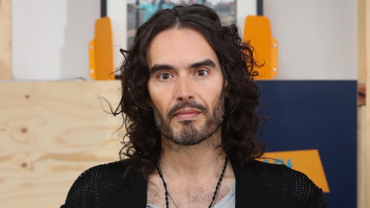 Russell Brand si dichiara non colpevole in tribunale: respinte le accuse di violenza sessuale Russell Brand si dichiara non colpevole in tribunale: respinte le accuse di violenza sessuale